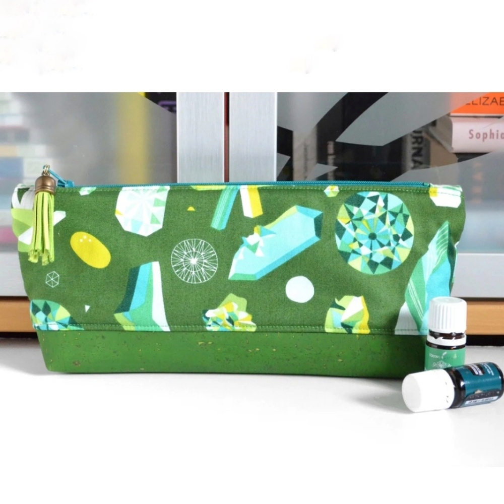 SEW & TELL Large Green Gemstone Essential Oil Zip Bag- 10 Slots